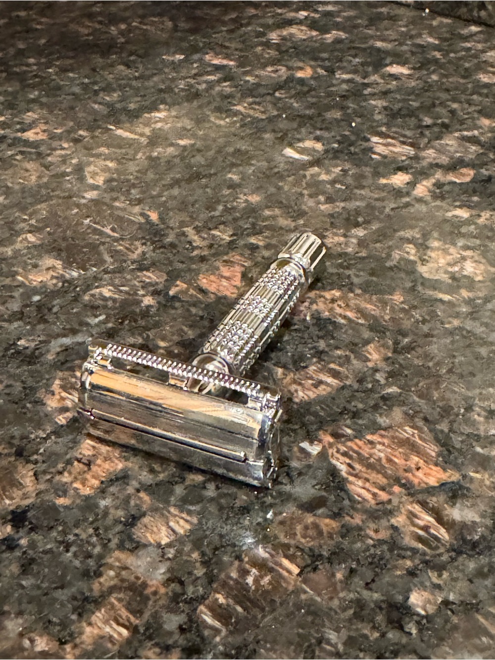 Metal Chrome Double-Edge Safety Razor with Blade Dispenser for Shaving